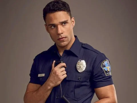 Rafael Silva na pele do policial Carlos Reyes de 911: Lone Star Rafael Silva na pele do policial Carlos Reyes de 911: Lone Star