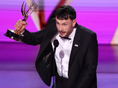 Richard Gadd, de Bebê Rena, com estatueta do Emmy na edição de 2024