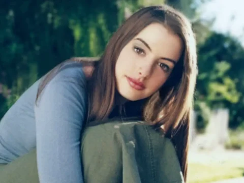 Anne Hathaway em foto promocional de Caia na Real