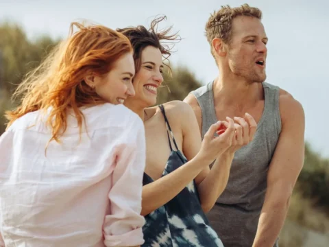 Eleanor Tomlinson (à esq.), Jessica De Gouw e Sam Heughan em The Couple Next Door Eleanor Tomlinson (à esq.), Jessica De Gouw e Sam Heughan em The Couple Next Door