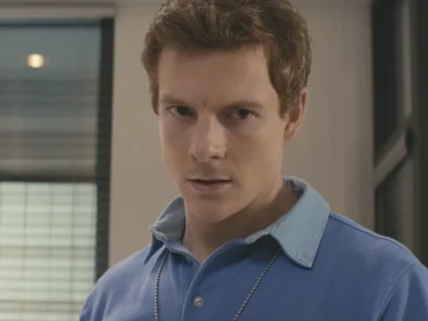 Patrick Gibson como Dexter Morgan em Pecado Original