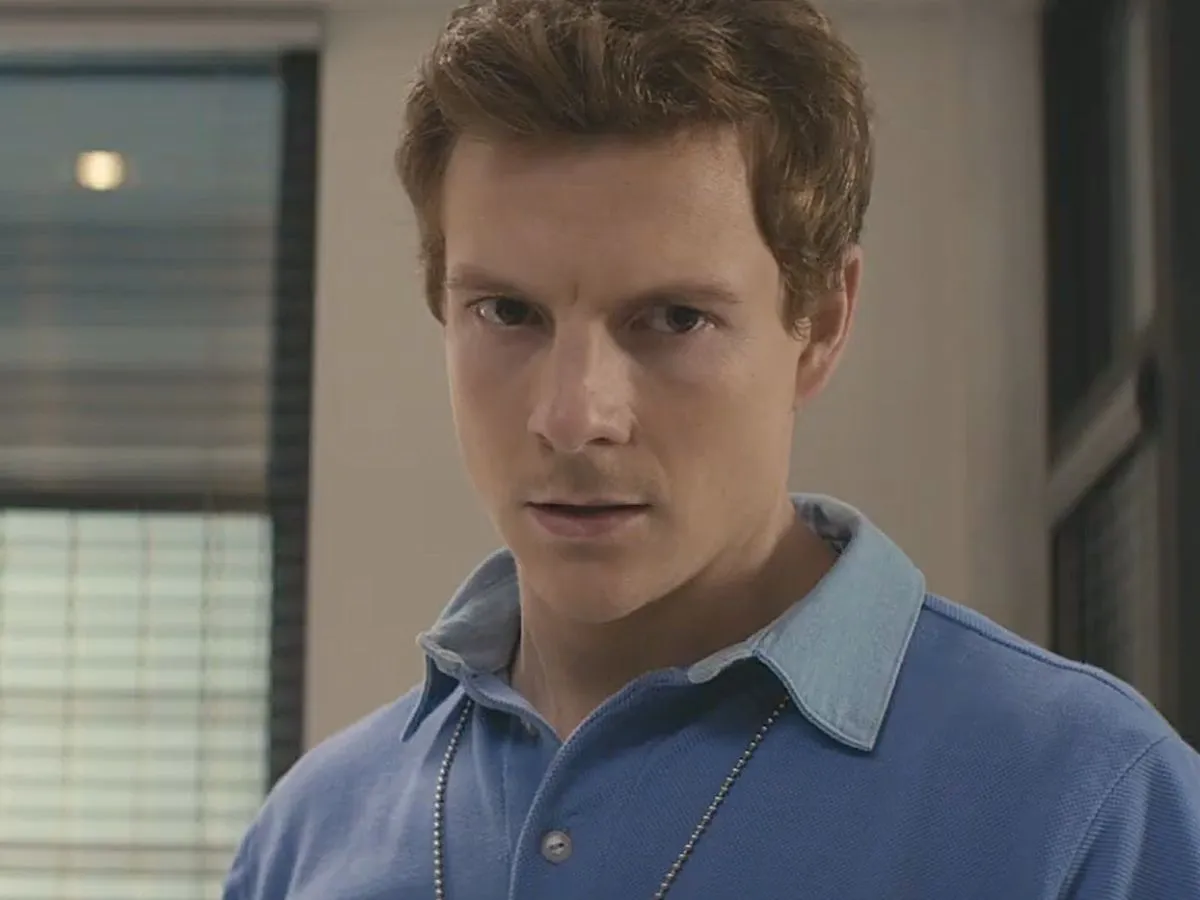 Patrick Gibson como Dexter Morgan em Pecado Original