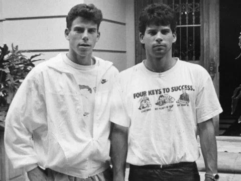 Erik Menendez (à esq.) ao lado do irmão Lyle Erik Menendez (à esq.) ao lado do irmão Lyle