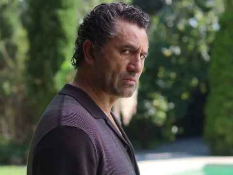 Cliff Curtis em cena de Kaos Cliff Curtis em cena de Kaos