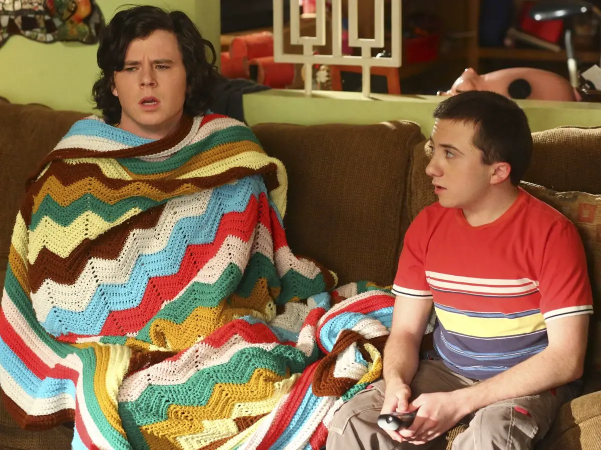 Charlie McDermott (à esq.) e Atticus Shaffer em The Middle