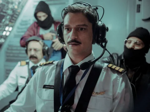 Cena da minissérie Voo IC 814: Sequestro a Bordo Cena da minissérie Voo IC 814: Sequestro a Bordo