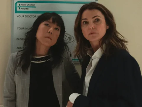 Ali Ahn (à esq.) com Keri Russell em A Diplomata 2 Ali Ahn (à esq.) com Keri Russell em A Diplomata 2