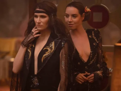 Kathryn Hahn (à esq.) com Aubrey Plaza em Agatha Desde Sempre Kathryn Hahn (à esq.) com Aubrey Plaza em Agatha Desde Sempre