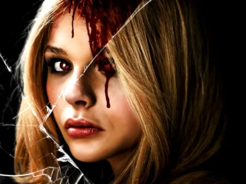 Chloë Grace Moretz em pôster do filme Carrie, a Estranha (2013)