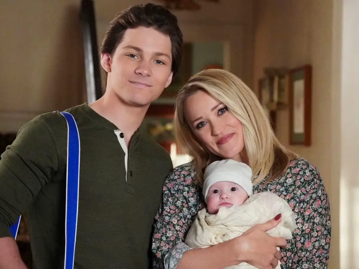 Montana Jordan e Emily Osment em Georgie & Mandy's First Marriage