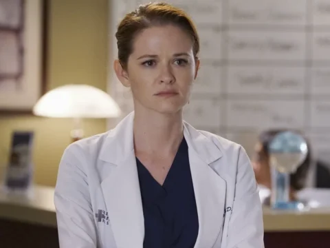Sarah Drew em cena de Grey's Anatomy Sarah Drew em cena de Grey's Anatomy