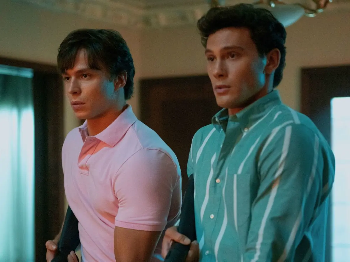 Nicholas Chavez (à esq.) e Cooper Koch em Monstros: Irmãos Menendez