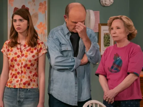 Callie Haverda (à esq), Kurtwood Smith e Debra Jo Rupp em That '90s Show Callie Haverda (à esq), Kurtwood Smith e Debra Jo Rupp em That '90s Show