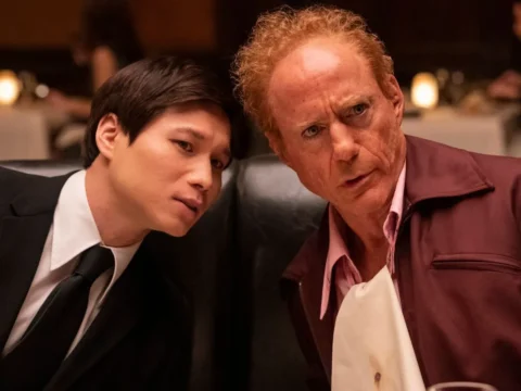 Hoa Xuande (à esq.) com Robert Downey Jr. em O Simpatizante Hoa Xuande (à esq.) com Robert Downey Jr. em O Simpatizante
