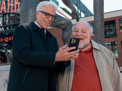 Ted Danson (à esq.) com Stephen McKinley Henderson em Um Espião Infiltrado Ted Danson (à esq.) com Stephen McKinley Henderson em Um Espião Infiltrado