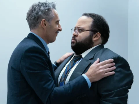 John Turturro (à esq.) com Zach Cherry em Ruptura John Turturro (à esq.) com Zach Cherry em Ruptura