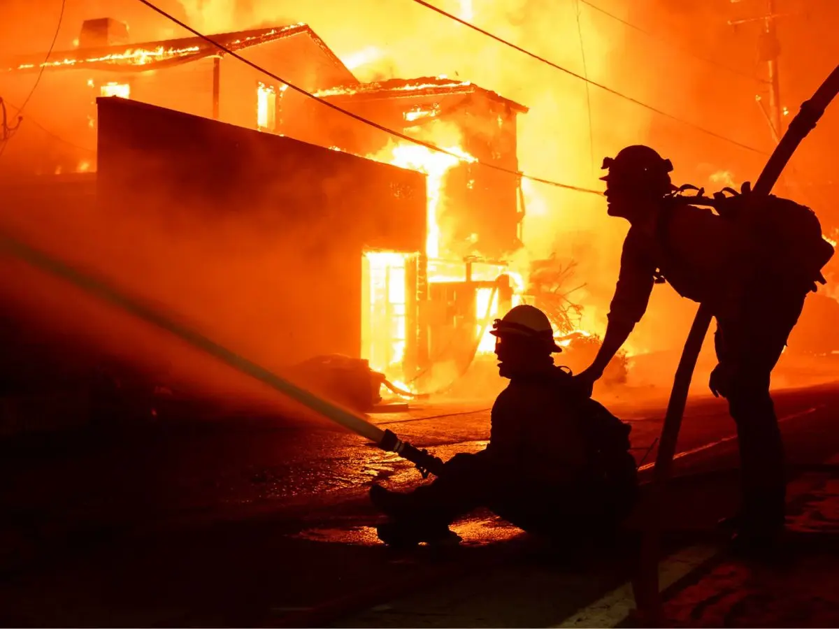 Bombeiros combatem incêndio em Los Angeles
