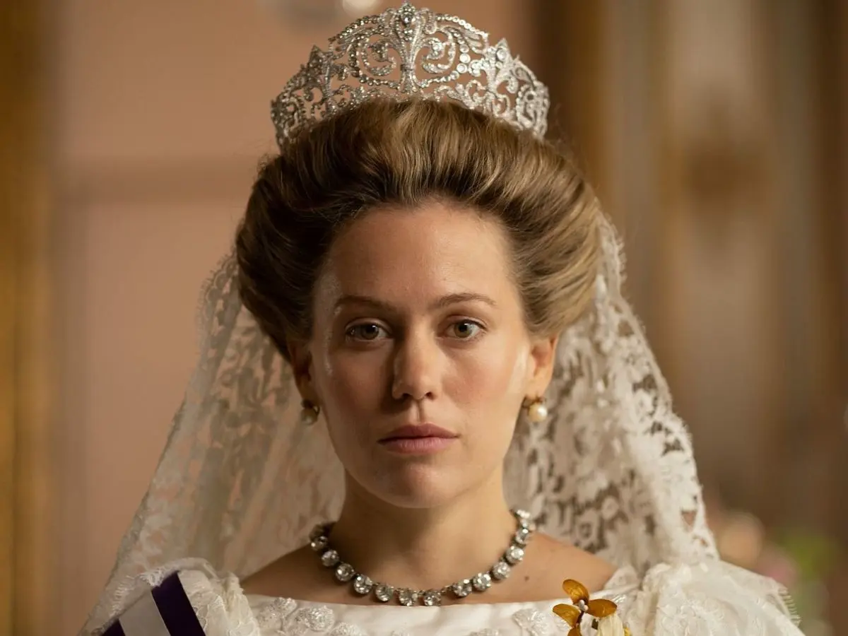 A atriz espanhola Kimberley Tell na série Ena