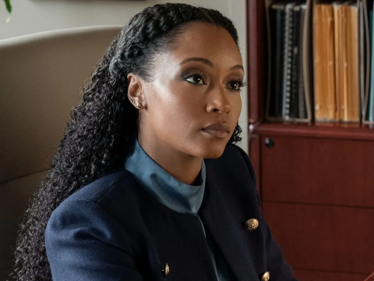 Yaya DaCosta em cena de O Poder e a Lei