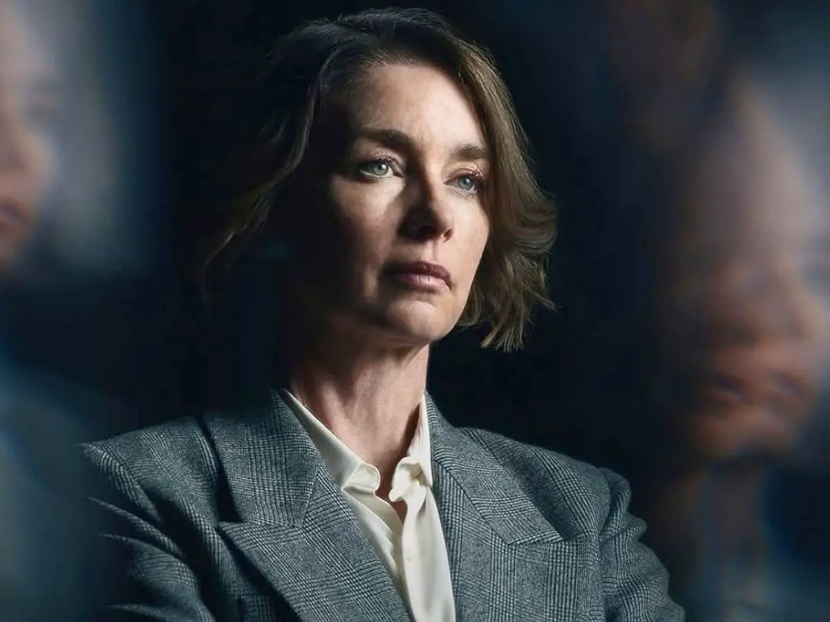 Julianne Nicholson no pôster da série Paradise