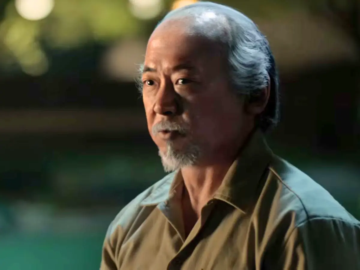 Imagem de Pat Morita, como Sr. Miyagi, criada artificialmente em Cobra Kai