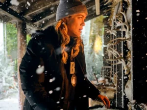 Melissa Roxburgh em cena de The Hunting Party