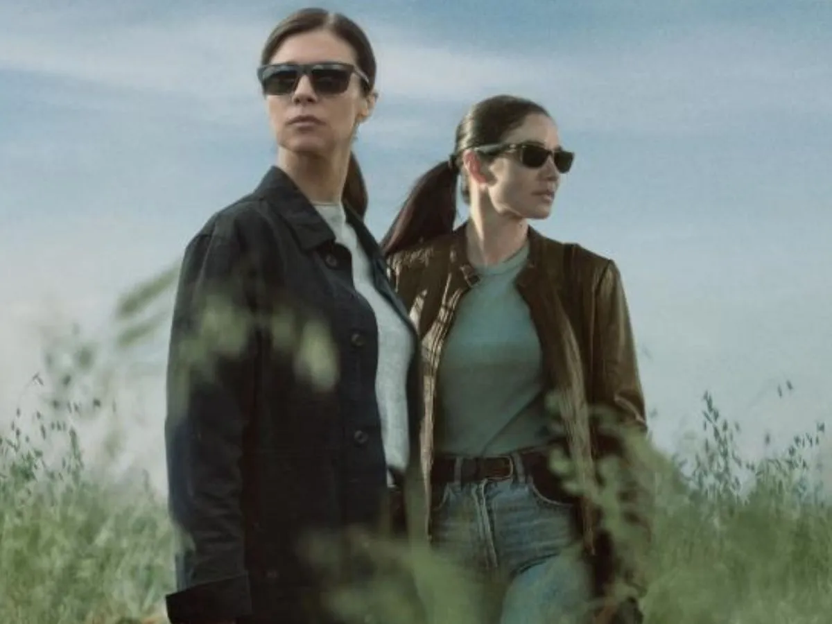 Maribel Verdú com Mariela Garriga (ao fundo) em Quando Ninguém Nos Vê