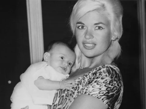 Jayne Mansfield segura a bebê Mariska Hargitay, então com seis semanas de vida, em foto de 1964 Jayne Mansfield segura a bebê Mariska Hargitay, então com seis semanas de vida, em foto de 1964