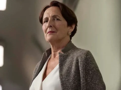 Fiona Shaw em cena de Killing Eve Fiona Shaw em cena de Killing Eve