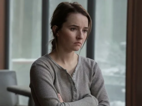 Kaitlyn Dever em cena de The Last of Us Kaitlyn Dever em cena de The Last of Us