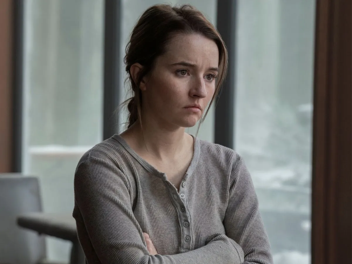 Kaitlyn Dever em cena de The Last of Us