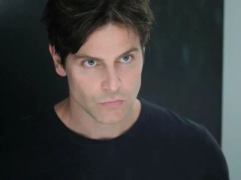 David Giuntoli em cena de Uma Mente Excepcional David Giuntoli em cena de Uma Mente Excepcional
