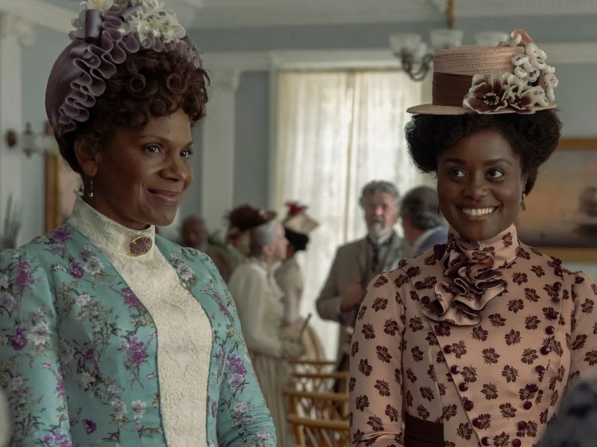 Audra McDonald (à esq.) com Denée Benton em A Idade Dourada