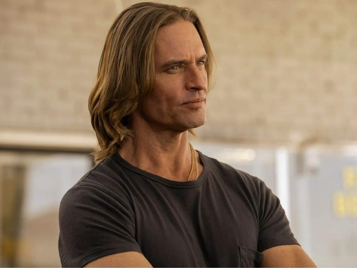 Josh Holloway na série Duster