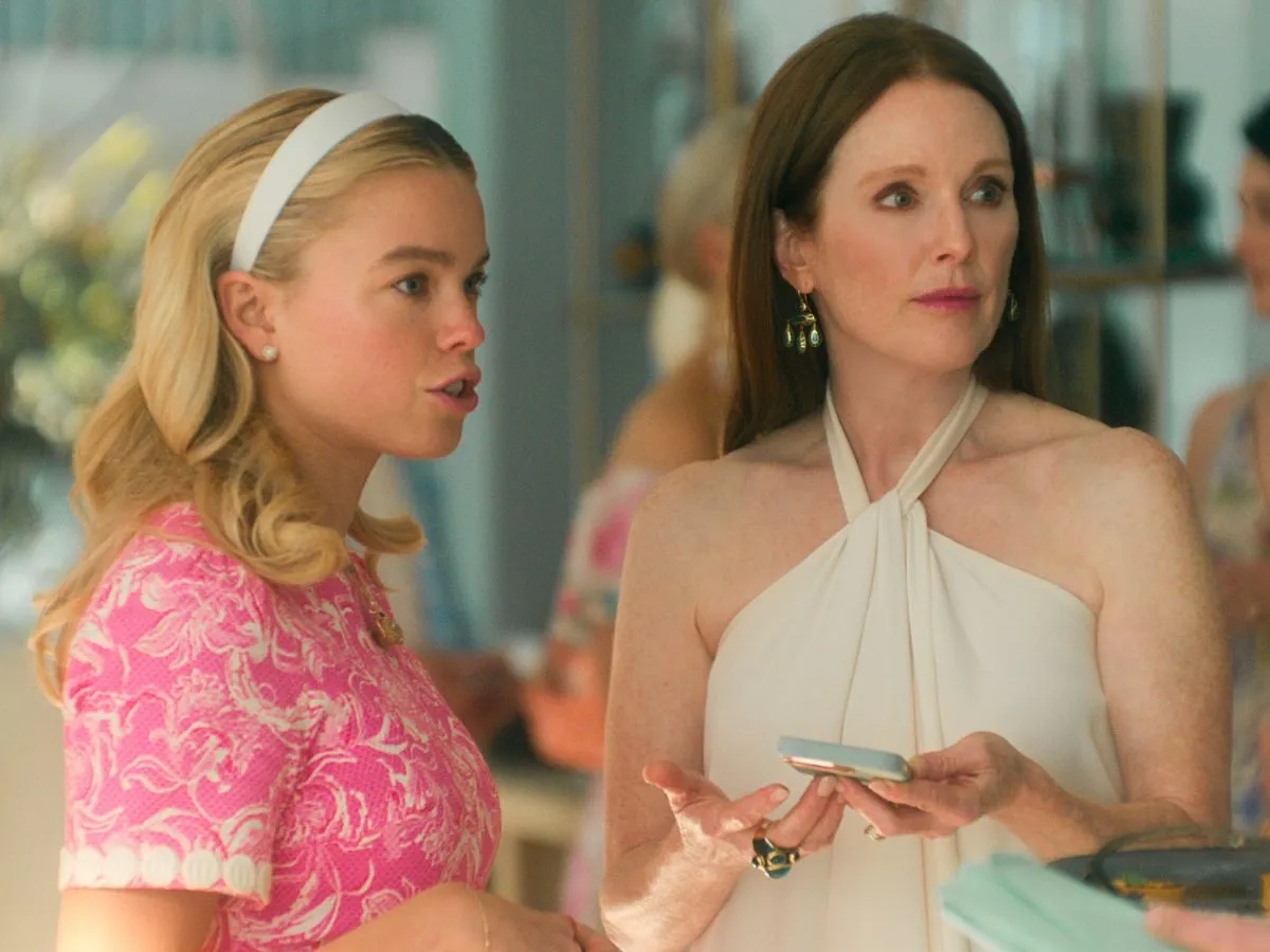 Milly Alcock (à esq.) e Julianne Moore em Sereias