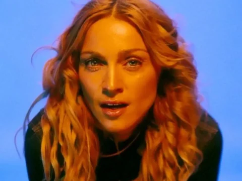 Madonna no videoclipe Ray of Light Madonna no videoclipe Ray of Light
