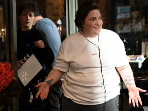 Lena Dunham nos bastidores de Too Much Lena Dunham nos bastidores de Too Much