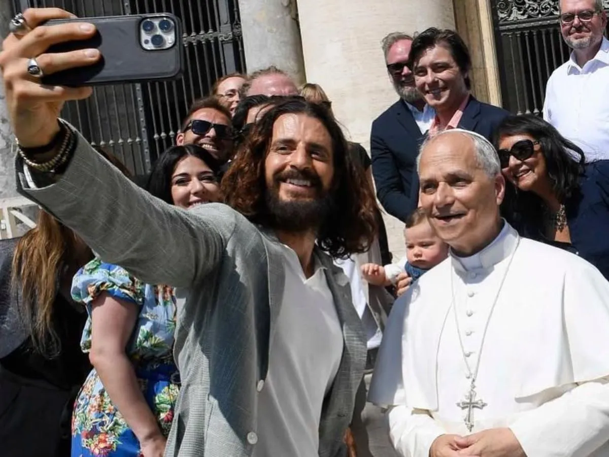 Jonathan Roumie tira selfie com o papa Leão 14