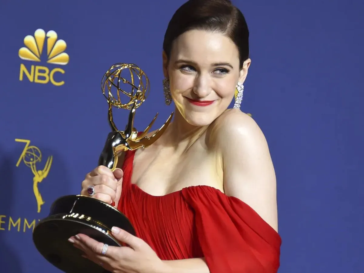 Rachel Brosnahan com Emmy conquistado por A Maravilhosa Sra. Maisel