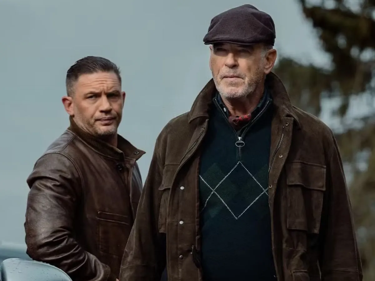 Tom Hardy (à esq.) com Pierce Brosnan em Terra da Máfia