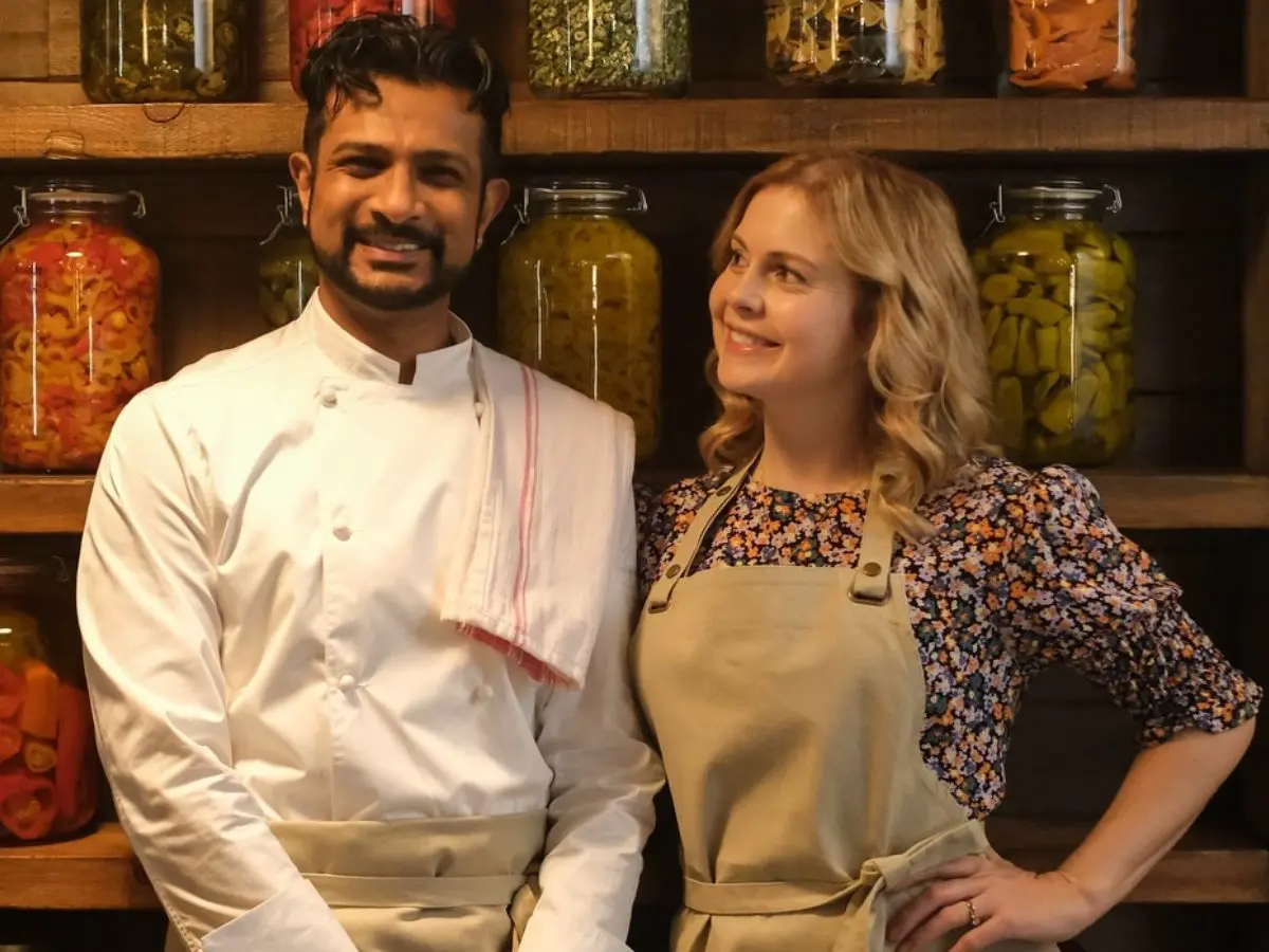 Utkarsh Ambudkar e Rose McIver na 4ª temporada de Ghosts