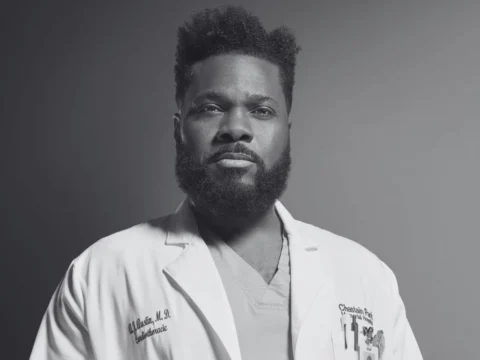 Malcolm-Jamal Warner na pele de AJ Austin, personagem de The Resident Malcolm-Jamal Warner na pele de AJ Austin, personagem de The Resident