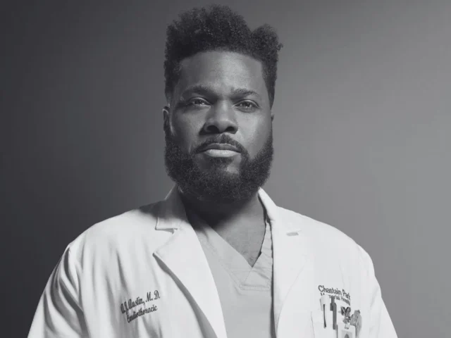 Malcolm-Jamal Warner na pele de AJ Austin, personagem de The Resident