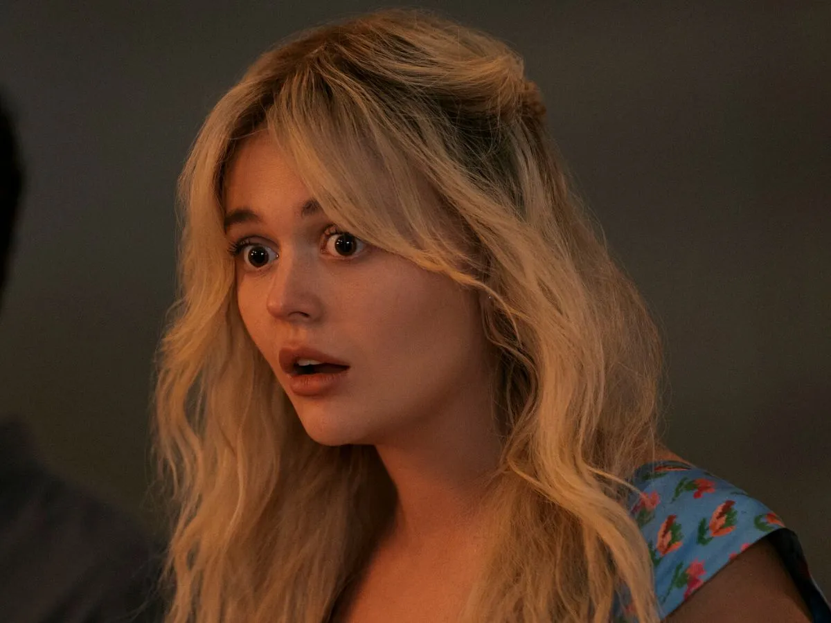 Emily Alyn Lind em cena de Mentirosos