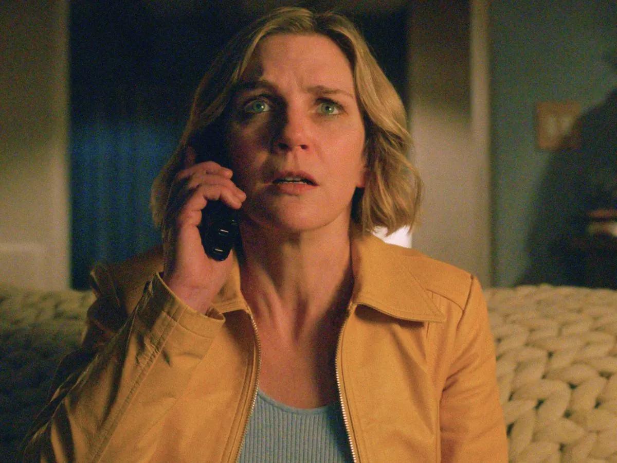 Rhea Seehorn em cena de Pluribus