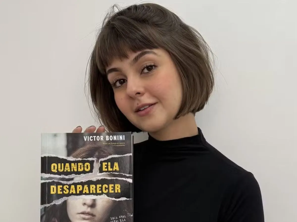 Klara Castanho com o livro Quando Ela Desaparecer