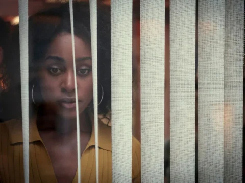 Simona Brown em Por Trás de Seus Olhos, suspense da Netflix Simona Brown em Por Trás de Seus Olhos, suspense da Netflix