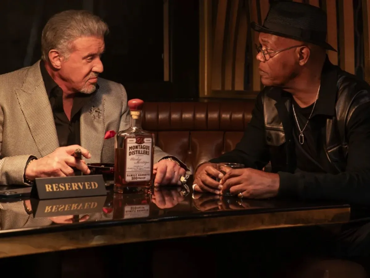Sylvester Stallone com Samuel L. Jackson em cena de Tulsa King