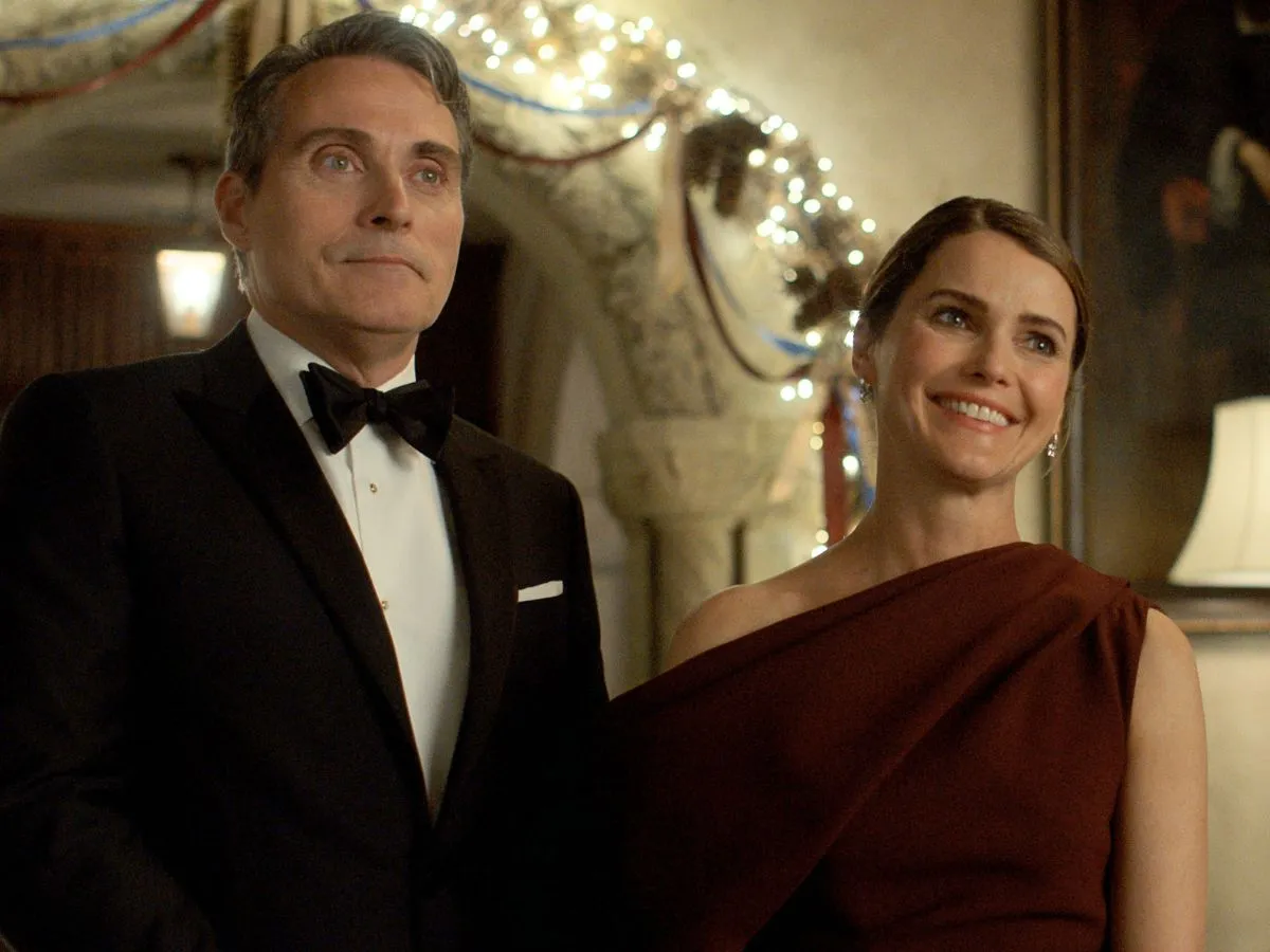 Rufus Sewell e Keri Russell na 3ª temporada de A Diplomata