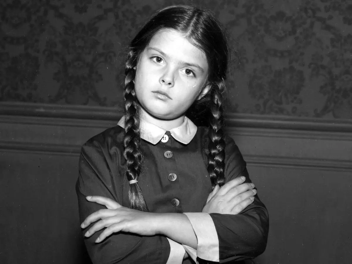 Lisa Loring na pele de Wandinha em A Família Addams